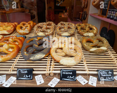 Prezels sul display in un bake shop, Strasburgo, Francia Foto Stock