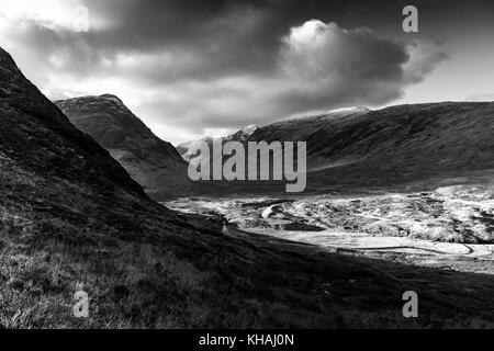 Buachaille etive beag visto da pendici di buachaille etive mor, Glencoe. Foto Stock