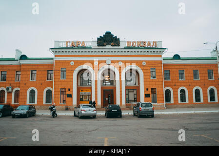Il vivace colore arancione della principale stazione ferroviaria edificio in Tiraspol, capitale della Transnistria Foto Stock