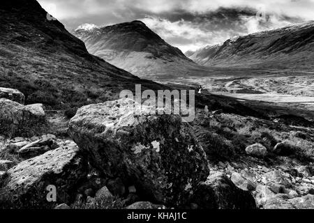 Buachaille etive beag visto da pendici di buachaille etive mor, Glencoe. Foto Stock