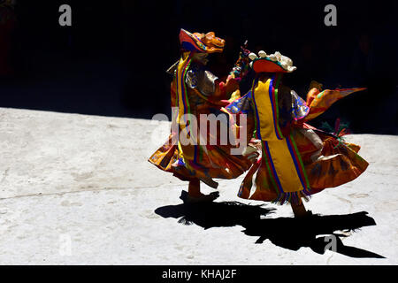 Lamas buddista danza nella sacra il tibetano abiti e maschere sul cortile del monastero, l'Himalaya, India settentrionale Foto Stock