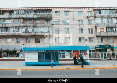 I residenti di attendere per un autobus in Tirsapol, la città capitale della Transnistria, un microstato in Moldova Foto Stock