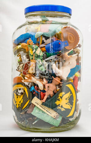 Il vasetto di vetro di piccoli componenti vari oggetti da collezione Foto Stock