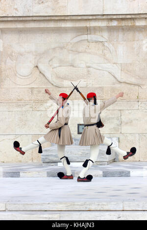 Il greco guardia presidenziale chiamato tsoliades vestito in uniforme tradizionale presso il monumento del milite ignoto di fronte al parlamento greco Foto Stock