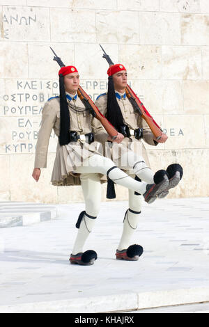 Il greco guardia presidenziale chiamato tsoliades vestito in uniforme tradizionale presso il monumento del milite ignoto di fronte al parlamento greco, Foto Stock