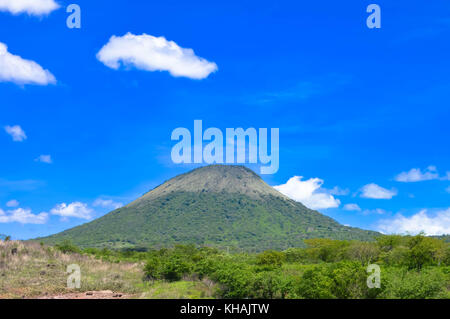 Paesaggio con uno dei picchi vulcanici a San Jacinto, Dipartimento di Leon, Nicaragua. Cielo blu sullo sfondo Foto Stock