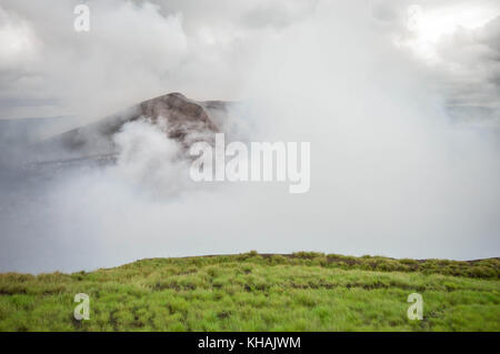 Molto fortemente attivo cratere fumante del Masaya vulcanica Nindiri duo in Nicaragua. Cielo drammatico. America centrale Foto Stock