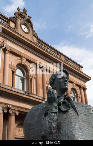 W.B. Yeats statua, creato dallo scultore Rowan Gillespie, al di fuori dell'Ulster Bank in Sligo, Irlanda Foto Stock