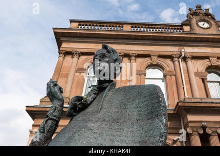 W.B. Yeats statua, creato dallo scultore Rowan Gillespie, al di fuori dell'Ulster Bank in Sligo, Irlanda Foto Stock