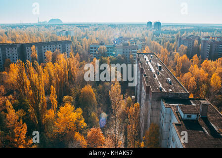 Vista da un tetto a guardare verso il basso oltre l'ex cartolina, idealizzato villaggio sovietico di pripjat, dove molti Cernobyl lavoratori vissuto Ucraina Foto Stock