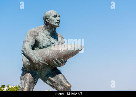 Statua del famoso bagno turco caporale, seyit cabuk (seyit onbasi) portante un pezzo di artiglieria a canakkale dei martiri memorial, la Turchia.in Canakkale,Turchia Foto Stock