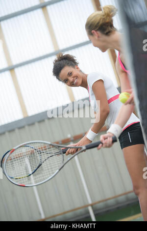 Due felice ragazze sportivo tennis ridere Foto Stock