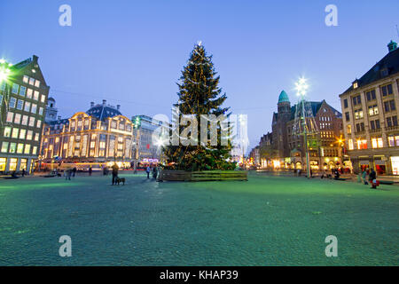 Natale in piazza Dam ad Amsterdam nei Paesi Bassi durante la notte Foto Stock
