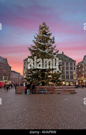 Natale in amsterdam sulla piazza Dam nei Paesi Bassi al tramonto Foto Stock