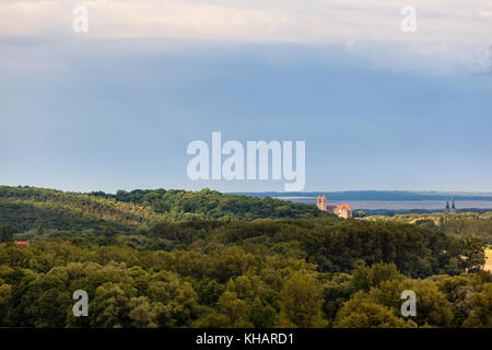 Blick von der Teufelsmauer nach Quedlinburg zum Schloss Foto Stock
