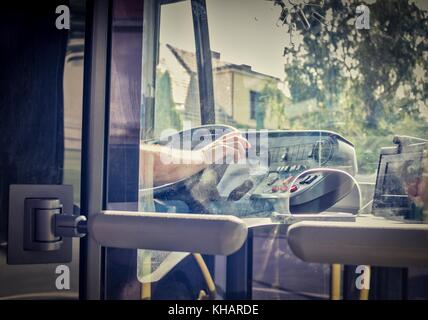 Bus pubblici, bus driver mano sul volante, vienna austria 20.Luglio.2017 Foto Stock