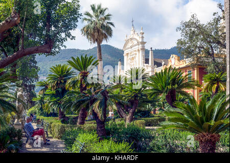 Europa. Italia. Liguria. Golfo del Tigullio, Riviera Italiana. Santa Margherita. La Chiesa di San Giacomo e il giardino di villa Durazzo Foto Stock