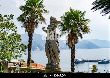 Europa. Italia. Liguria. Golfo del Tigullio, Riviera Italiana. Santa Margherita. La Villa Durazzo. Scultura in giardino Foto Stock