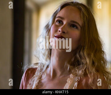 Una donna guardando verso l'alto Foto Stock