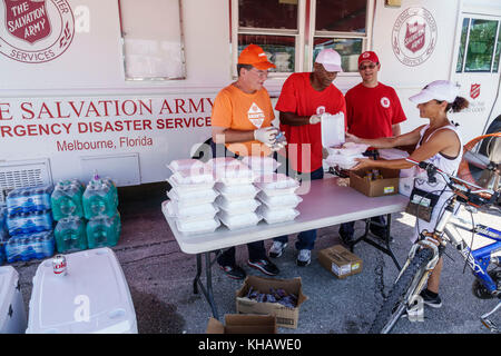 Florida Immokalee dopo l'uragano Irma danno l'esercito di salvezza emergenza Disaster servizi donazioni pasti gratis soccorso Foto Stock