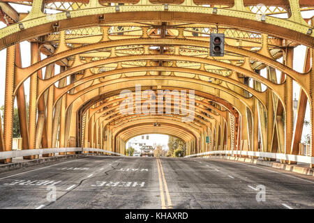 Il ponte Golden Tower nel centro di Sacramento. Questo ponte levatoio collega West sac con Midtown sac. Foto Stock