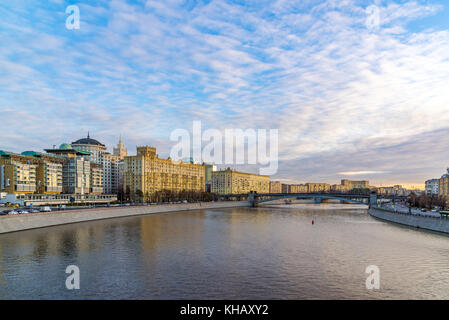 Mosca, Russia - Novembre 2. 2017. Viste smolenskaya embankment e borodino bridge Foto Stock