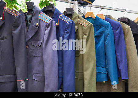 Militari russi uniforme su un appendiabiti in un negozio Foto Stock