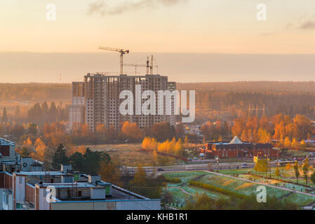 Costruzione a più piani casa residenziale all'alba Foto Stock