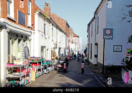 Una vista di una strada commerciale nel nord norfolk città di pozzetti-next-il-mare, Norfolk, Inghilterra, Regno Unito. Foto Stock