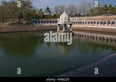 Tempio ekambareswarar è un tempio indù. kachi ekambam vecchio tempio di Shiva. più grande tempio nella città di kanchipuram. piscina vasca da bagno interno. Foto Stock