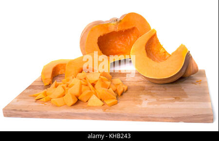 Tagliare la zucca di fronte a uno sfondo bianco Foto Stock