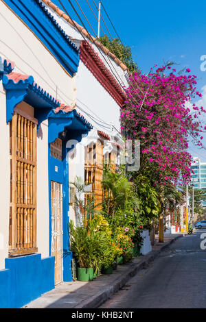 Colorate strade di Getsemani aera di Cartagena de Indias los Bolivar in Colombia Sud America Foto Stock