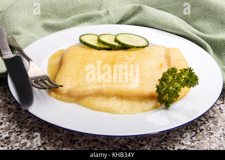 Pane tostato con fuso irlandese e mite di formaggio cheddar bianco e fette di cetriolo Foto Stock