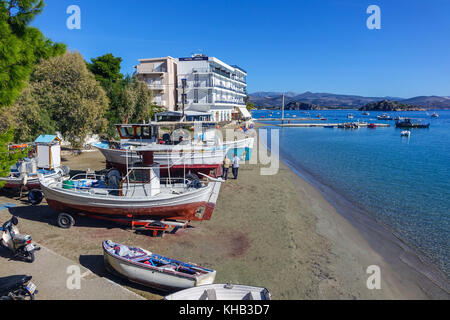 Barche, spiagge e holels, Tolo, Peleponnese, Grecia Foto Stock