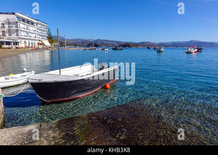 Barche, spiagge e holels, Tolo, Peleponnese, Grecia Foto Stock