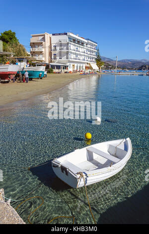 Barche, spiagge e holels, Tolo, Peleponnese, Grecia Foto Stock