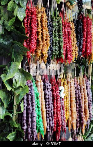 In stile georgiano tradizionale churchkhela sulla strada del mercato Foto Stock