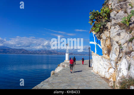 Passeggiata sul lungomare, marciapiede, Nafpio, Peleponnese, Grecia Foto Stock