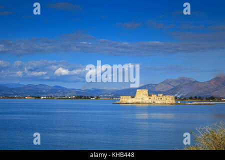 Fortezza di Bourtzi, una prigione in mare di fronte a Nafplio town la prima capitale della Grecia Foto Stock