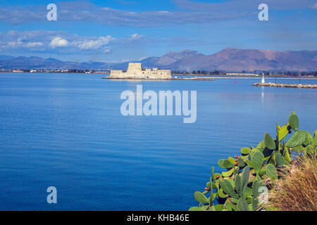 Fortezza di Bourtzi, una prigione in mare di fronte a Nafplio town la prima capitale della Grecia Foto Stock