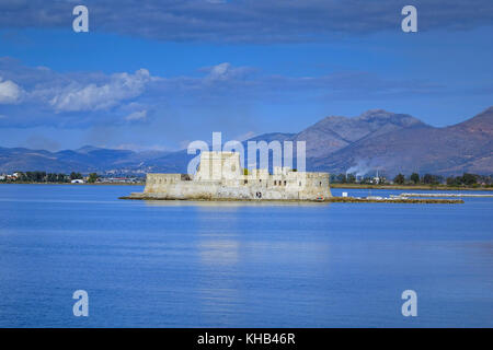 Fortezza di Bourtzi, una prigione in mare di fronte a Nafplio town la prima capitale della Grecia Foto Stock