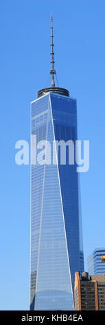 Il 1776 piedi la torre di One World Trade Center a New York City, Stati Uniti d'America. Questo panorama verticale è stata presa in un pomeriggio nel marzo 2015 Foto Stock