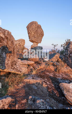 Montanchez o El Cancho que se menea in spagnolo. Famoso monumento megalitico che si muoveva spingendo con la mano Foto Stock