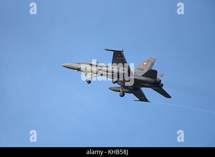 Swiss Air Force mcdonnell Douglas F18C/A Hornet veloce propulsori Twin Jet Fighter Aircraft.su 4 settimane di formazione pilota esercizio. Foto Stock