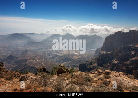 Viste sulla montagna di navigazione da Pico de las Nieves mirador (il vertice di Gran Canaria) fino a San Bartolome, Isole Canarie, Spagna Foto Stock