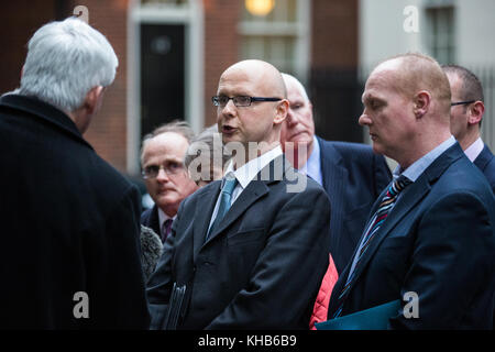 Londra, Regno Unito. Xiv nov, 2017. una delegazione comprendente Sinn Fein mps barry mcelduff e francie molloy è intervistato dai media di Downing Street dopo aver presentato una petizione per quanto riguarda il 1974 uccisione di patsy kelly, 33, un membro di Omagh consiglio del distretto, e avendo incontrato James brokenshire, segretario di Stato per l'Irlanda del Nord. Il mediatore di polizia sta ancora esaminando la morte del padre di cinque dopo l'originale ruc inchiesta è stata pesantemente criticata. nessuno è mai stato addebitato per quanto riguarda la sua uccisione. Credito: mark kerrison/alamy live news Foto Stock