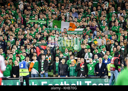 Dublino, Irlanda. 14 novembre 2017. Tifosi irlandesi durante le qualificazioni alla Coppa del mondo FIFA 2018 Gioca fuori la partita di calcio tra la Repubblica d'Irlanda e la Danimarca all'Aviva Stadium di Dublino il 14 novembre 2017. Crediti: Ben Ryan/SOPA/ZUMA Wire/Alamy Live News Foto Stock