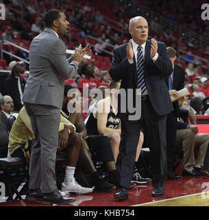 Raleigh, North Carolina, Stati Uniti d'America. Xiv Nov, 2017. TIM O'SHEA, allenatore di Bryant incoraggia il suo team dal margine. La North Carolina State University Wolfpack ha ospitato il Bryant Bulldogs al PNC Arena di Raleigh, N.C. Credito: Fabian Radulescu/ZUMA filo/Alamy Live News Foto Stock