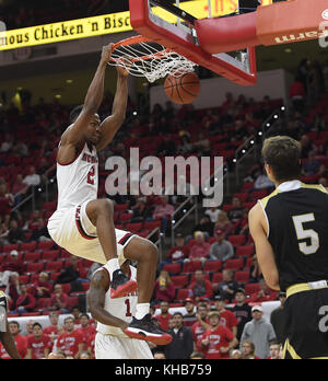 Raleigh, North Carolina, Stati Uniti d'America. Xiv Nov, 2017. Torino DORN (2) del North Carolina State schiacciate per due punti. La North Carolina State University Wolfpack ha ospitato il Bryant Bulldogs al PNC Arena di Raleigh, N.C. Credito: Fabian Radulescu/ZUMA filo/Alamy Live News Foto Stock