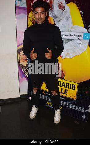 Mumbai, India. 14 nov, 2017. indian television attore gurmeet chaudhary frequentare la proiezione del film "qarib qarib singlle' al cinema divertimento a Mumbai. Azhar khan/alamy live news Foto Stock